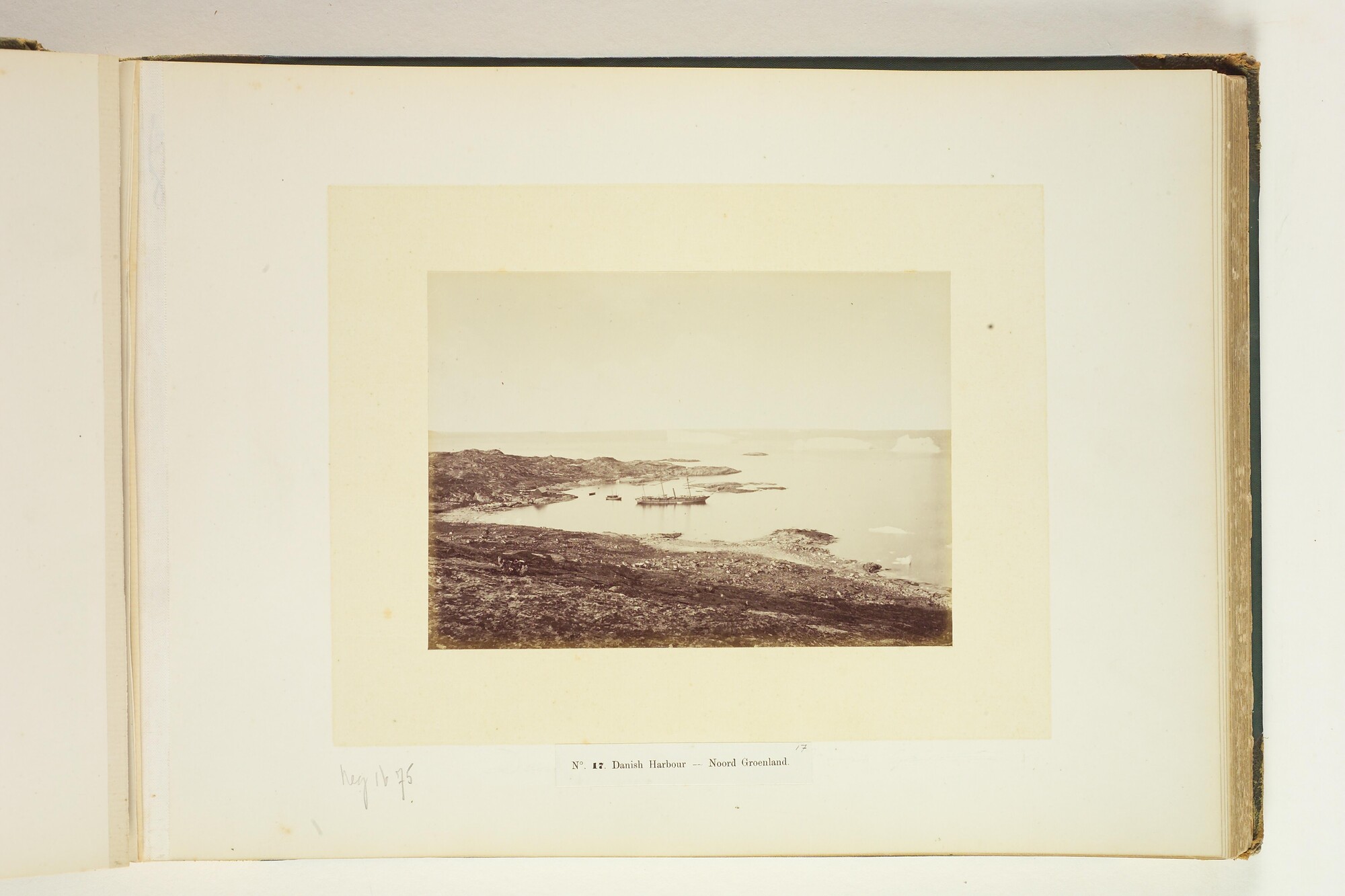 A.4325; Album met foto's van de noordpoolreis van de Pandora; fotoalbum