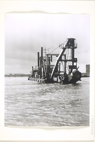 S.5219(12)0620; De cutterzuiger 'Gouda' van Zanen Verstoep NV., gebouwd op de dwarshelling van de ASM; fotoreportage