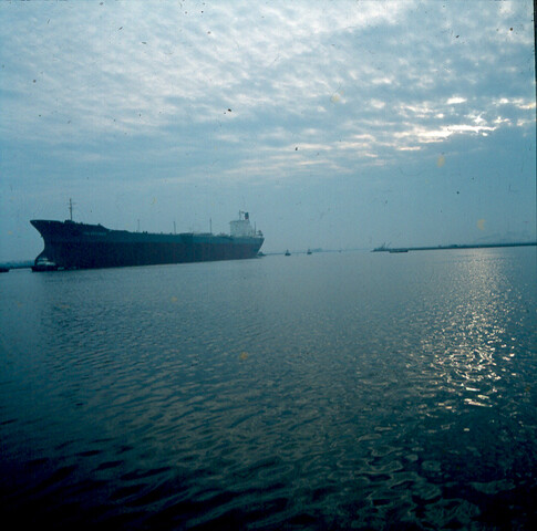 S.9100(6259); Dia van de mammoettanker 'Fina Brittannia' op het Noordzeekanaal; diapositief