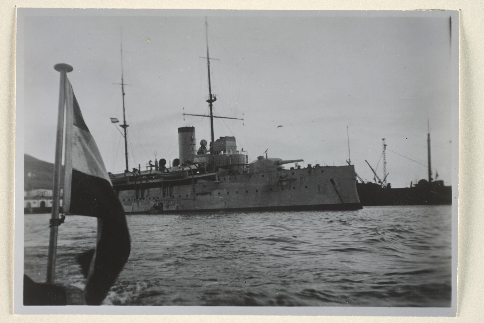 1994.7168; Het pantserschip Hr.Ms. 'Hertog Hendrik' vertrekt van het Nieuwe Diep naar Curaçao (13 juni 1929) [...]; foto