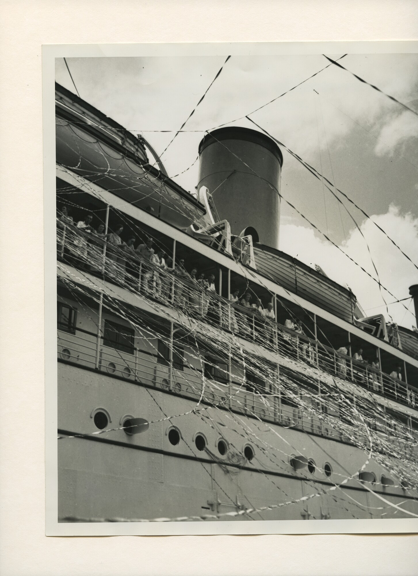 B.0227(0275)02; Foto van achterblijvers, die het passagiersschip ss. Nieuw Zeeland ; foto