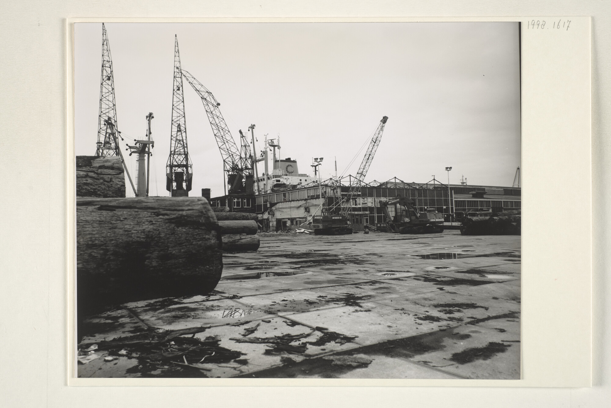 1998.1617; De opslag van hardhout uit West-Afrika op de Sumatrakade in Amsterdam; foto