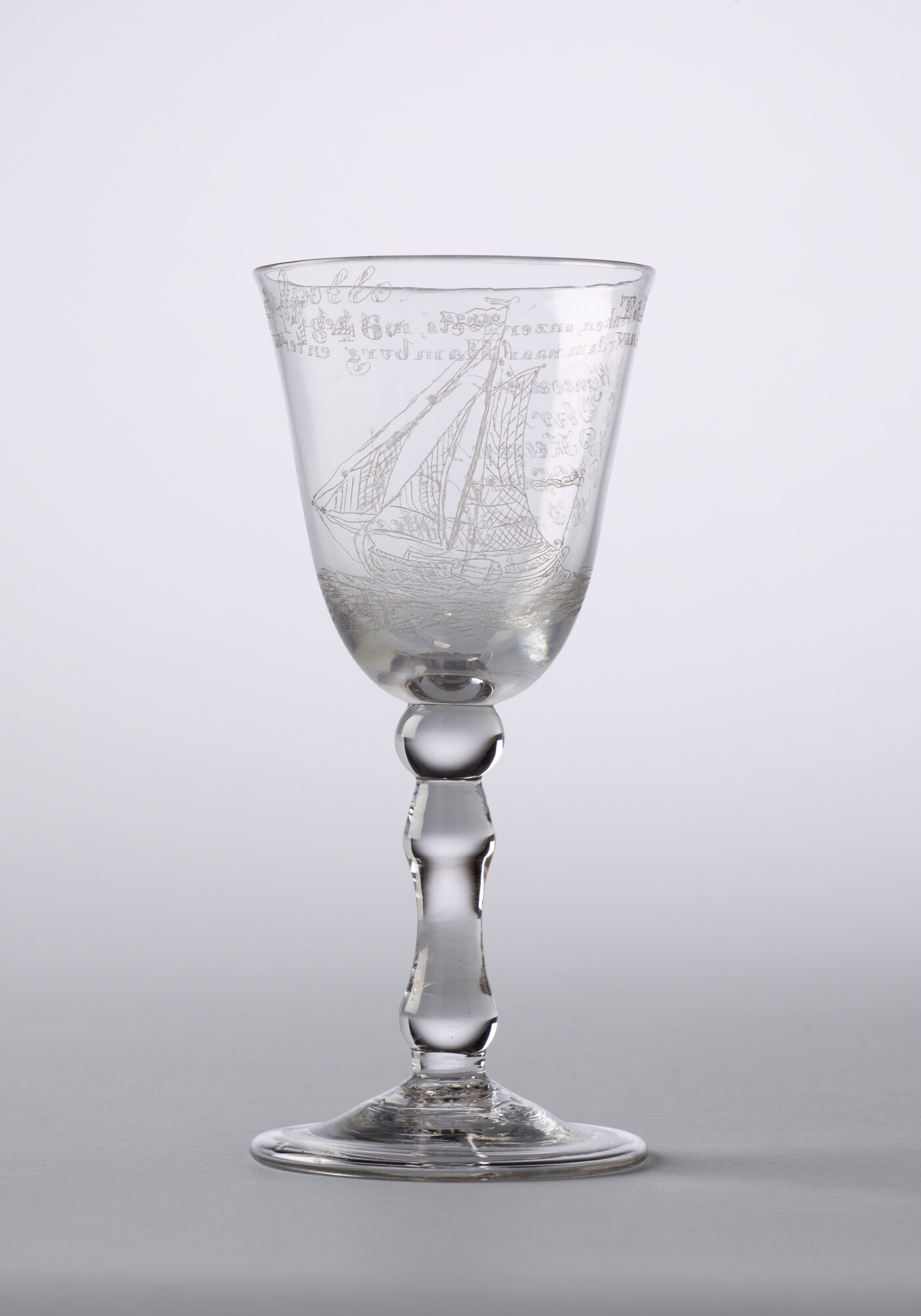 S.3129; Kelkglas met een diamantgravure van het kopjacht Apollo; drinkglas