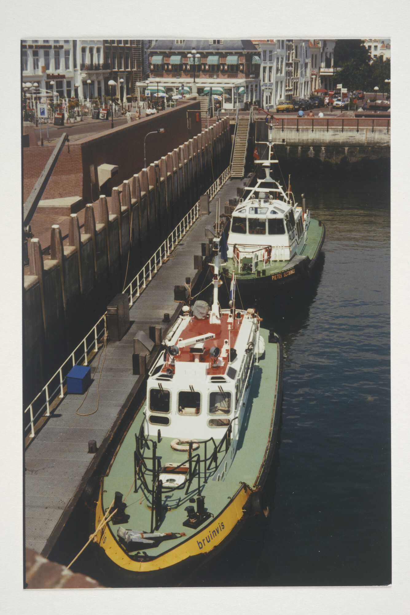 2000.0819; Kleurenfoto van de Nederlandse loodsboot Bruinvis en de Belgische loodsboot [...]; foto