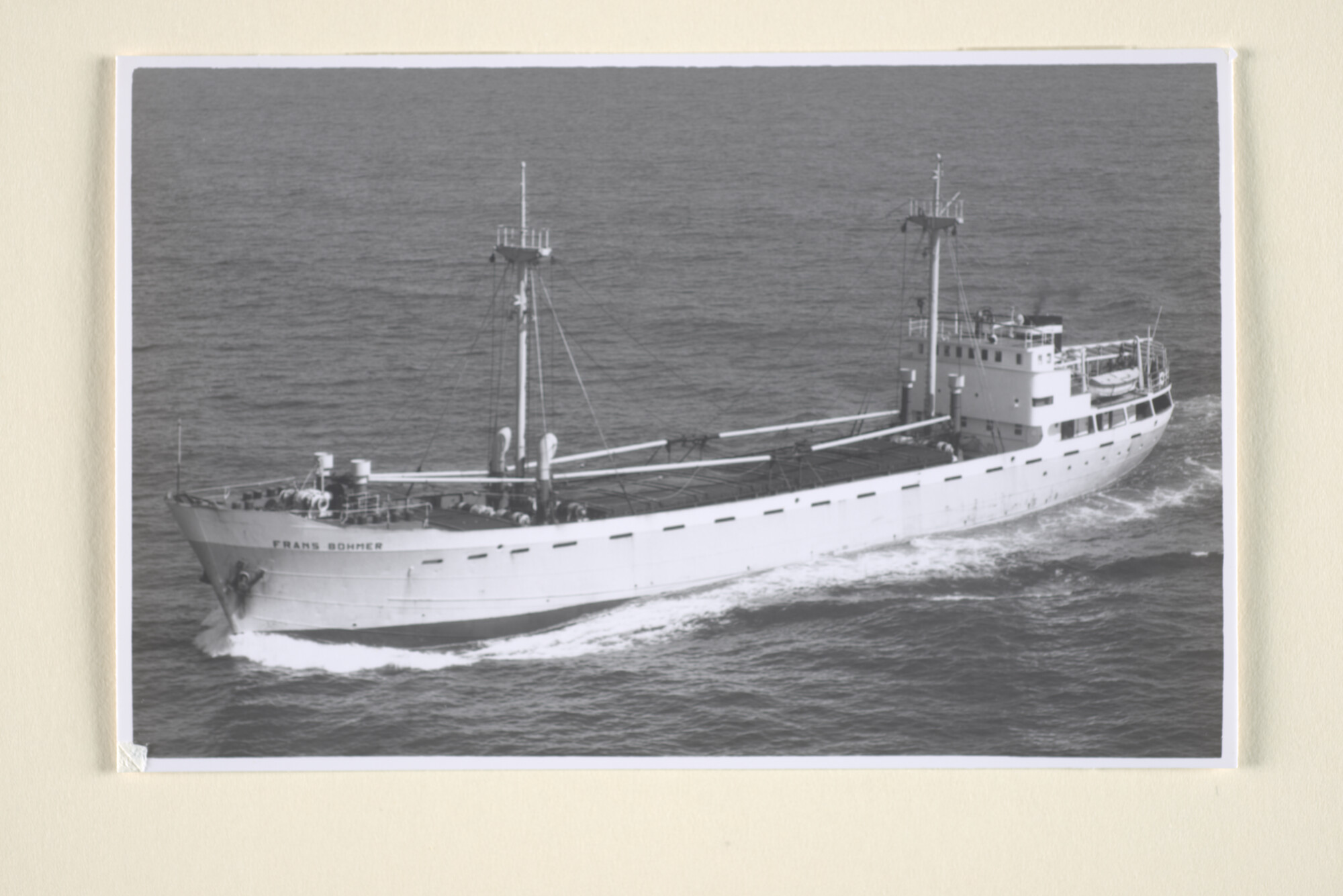 1996.2108; Een luchtfoto van de coaster ms. Frans Böhmer van Rederij Nautiek te [...]; foto