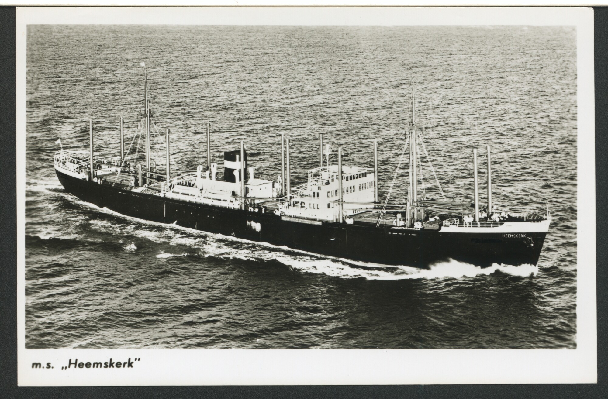 A.4509(037); Luchtfoto van het vrachtschip ms. 'Heemskerk' van de VNS; prentbriefkaart