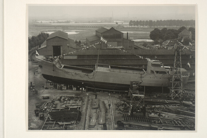 S.5219(12)0083; Foto's van de tewaterlating van de kustvaarder ms. 'Oosterburgh' bij de ASM; fotoreportage