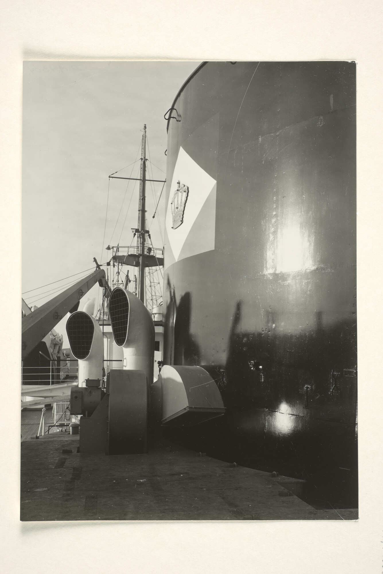 1997.1383; Foto van dekaanzicht met schoorsteen van het vracht-passagiersschip ms. Tjiwangi van de KJCPL; foto