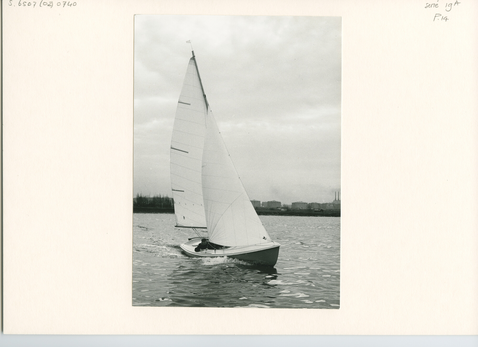 S.6507(02)0740.03; Zwart-wit foto van het proefzeilen op de Zaan door de Technische Commissie van de KVNWV met het prototype van de Randmeer [...]; foto