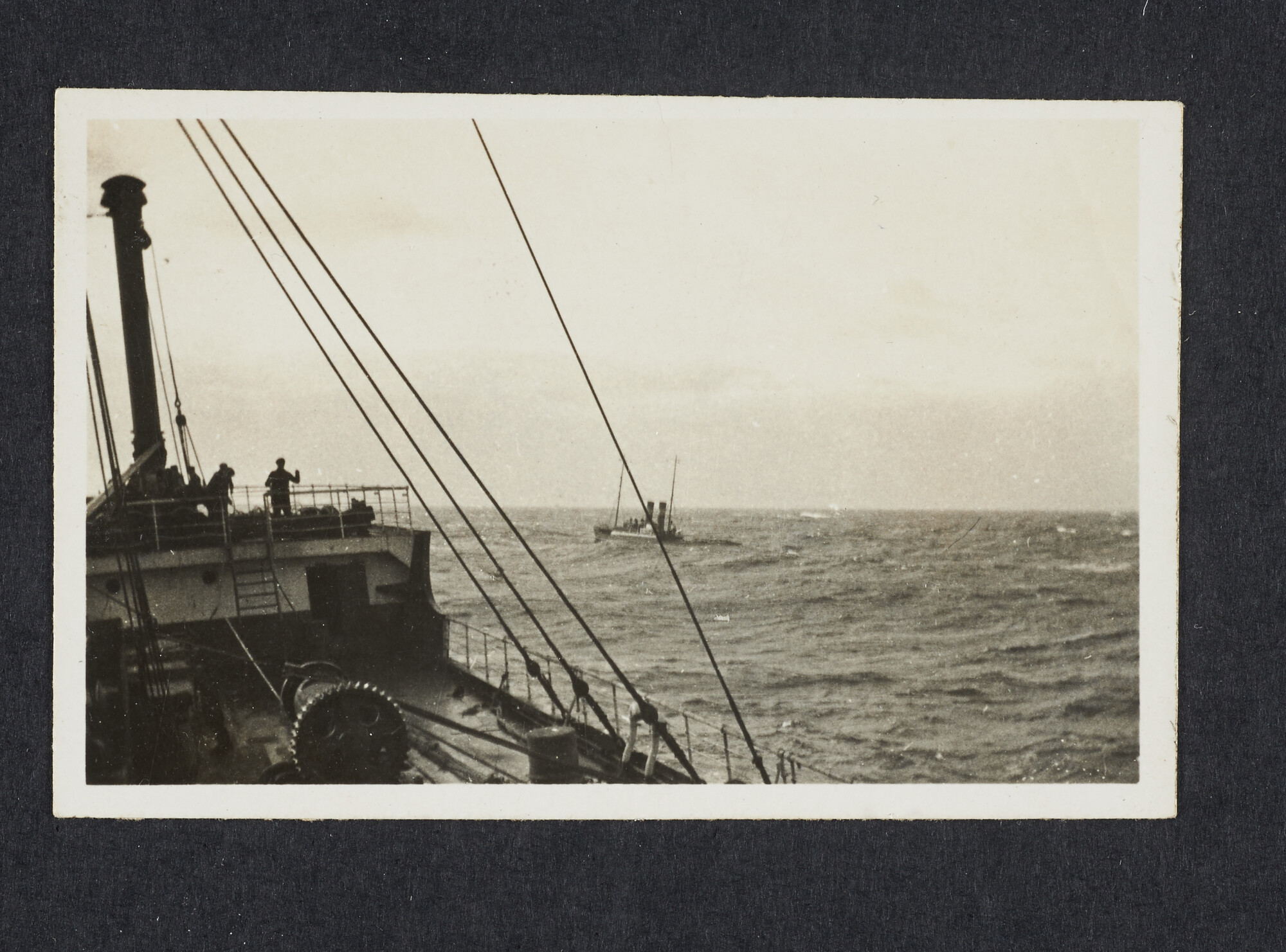 2016.2685; Zwart-wit foto van een sleepboot, genomen vanaf het in nood verkerende ss. Burgerdyk; foto