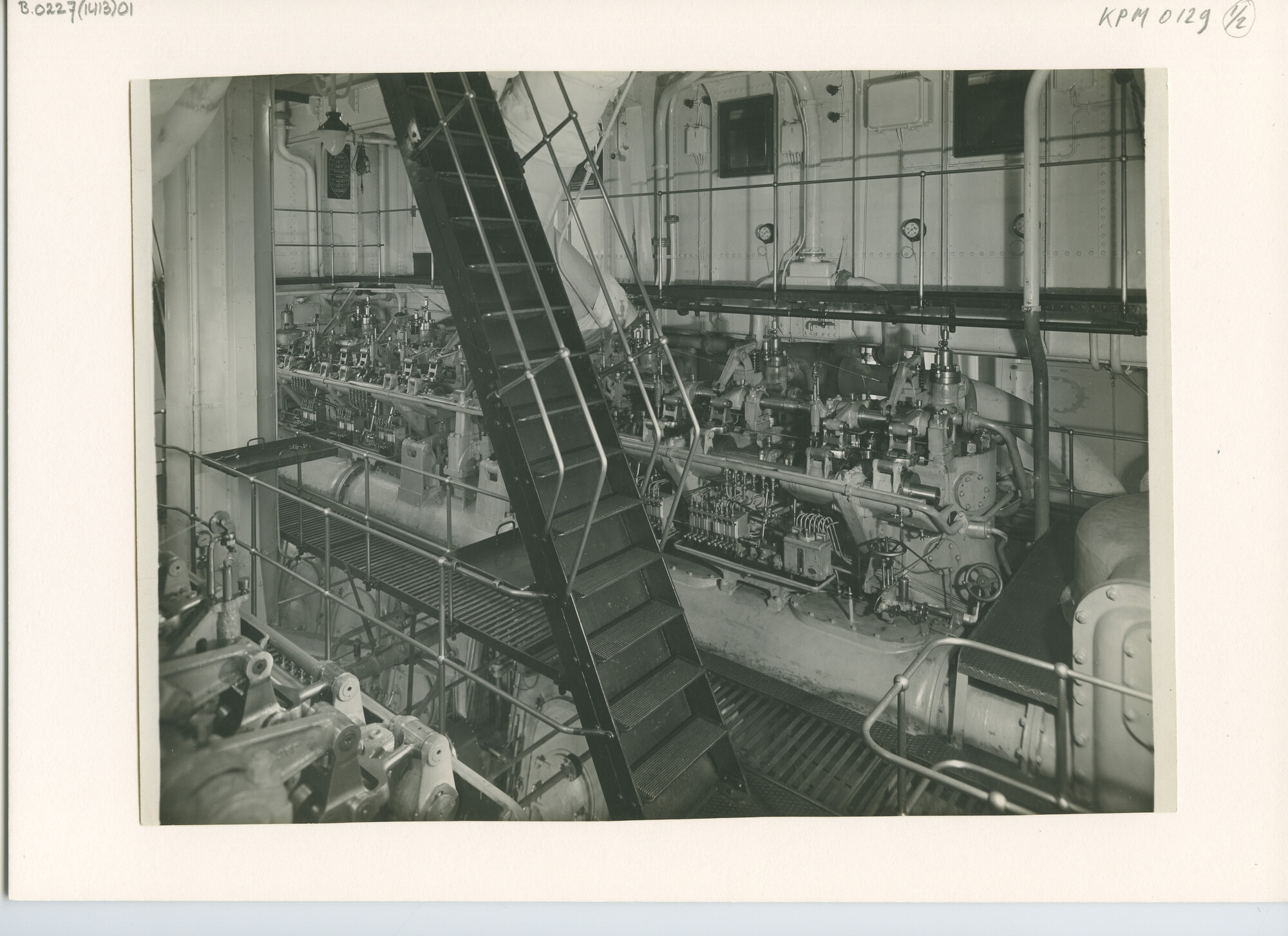 B.0227(1413)01; Interieurfoto van de machinekamer van ms. Van Heutsz ; foto