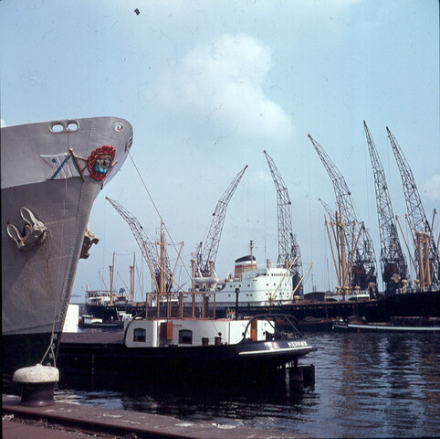 S.9100(1846); Dia van activiteiten in de Coenhaven te Amsterdam: schip van de Hapag Lloyd [...]; diapositief