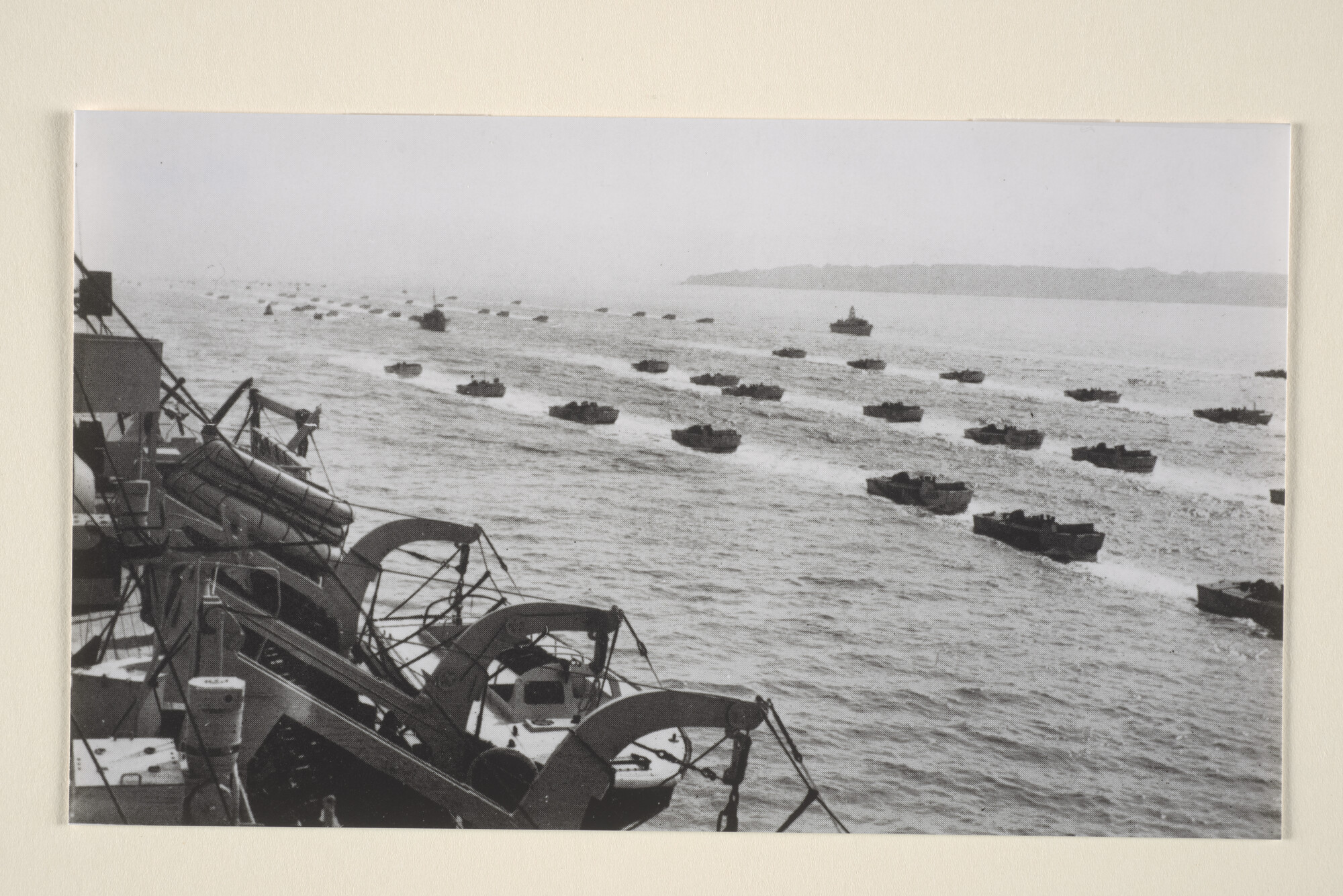 1996.3973; Een vloot van landingsvaartuigen is op 5 juni 1944 op weg van Spithead naar Frankrijk tijdens de voorbereidingen van de invasie in Normandië; foto