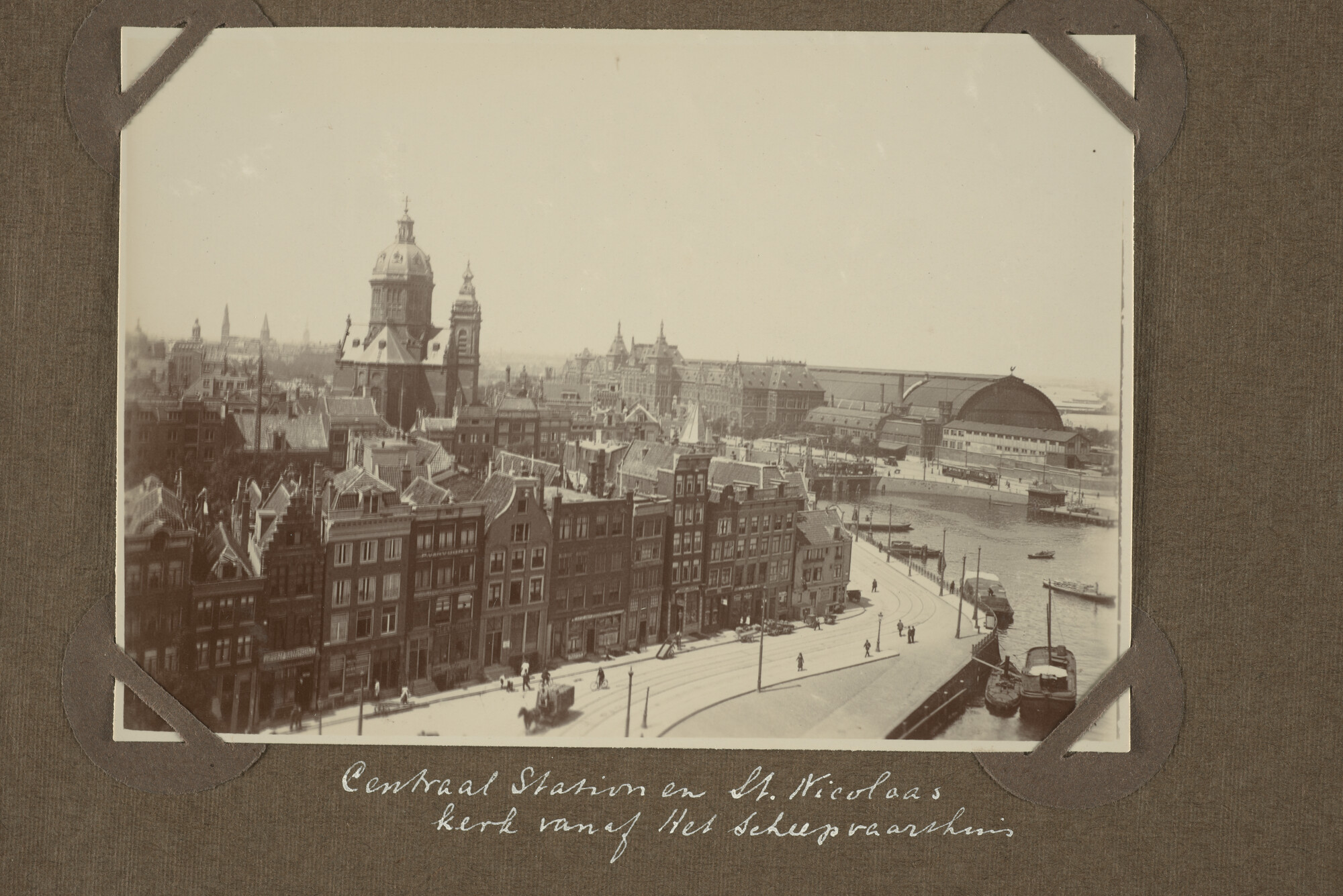 1997.1438; Zes losse bladen uit een fotoalbum van L.L. Bergsma met voornamelijk 'kiekjes'; foto