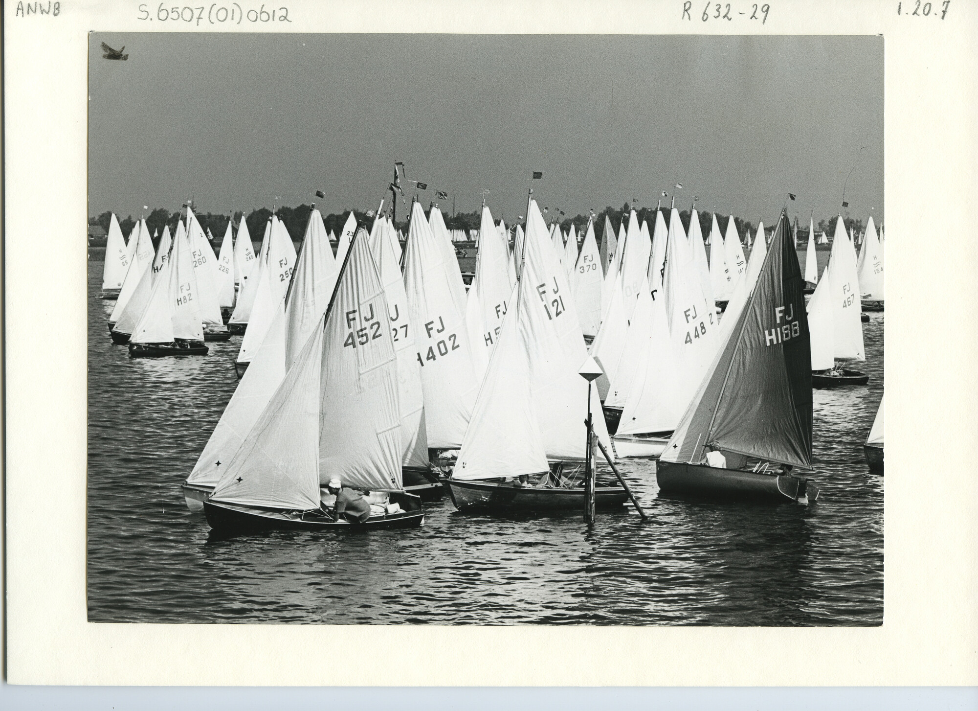 S.6507(01)0612; Nieuw Loosdrechtweek 1964: bij de FJ-klasse kwam een groot aantal boten aan de start; foto