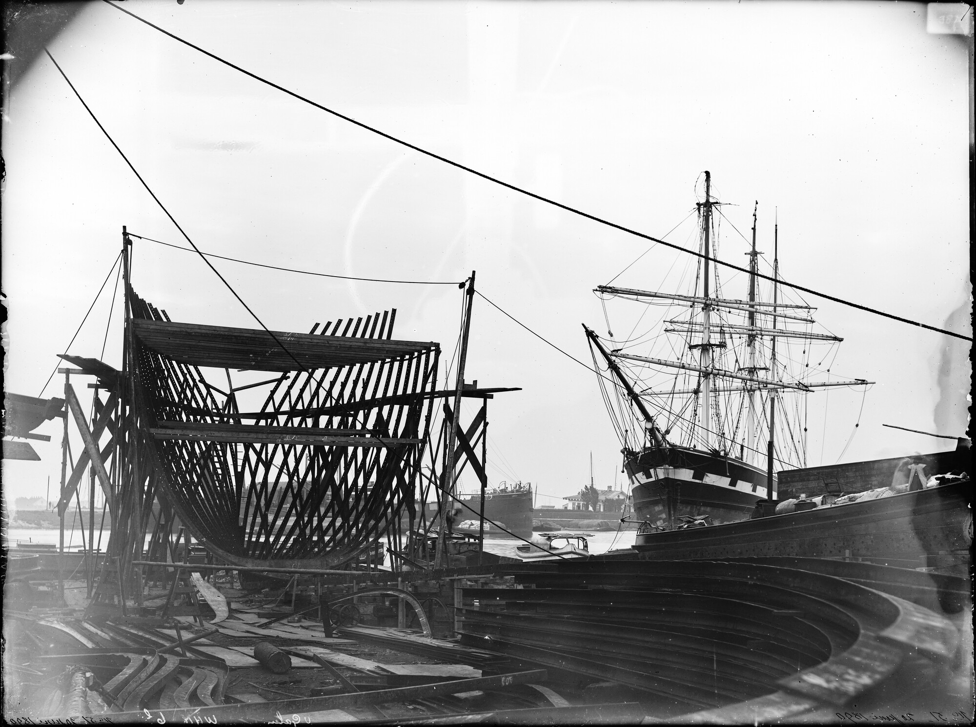 S.1156(06)157a; Het stalen barkschip Van Galen in aanbouw op de werf De Nachtegaal te Amsterdam; negatief