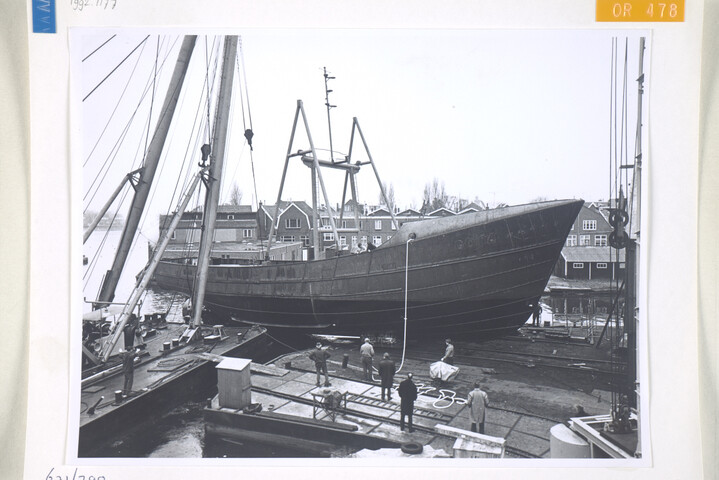 1992.1177; De tewaterlating van het casco van de motorviskotter GO 14; fotoreportage