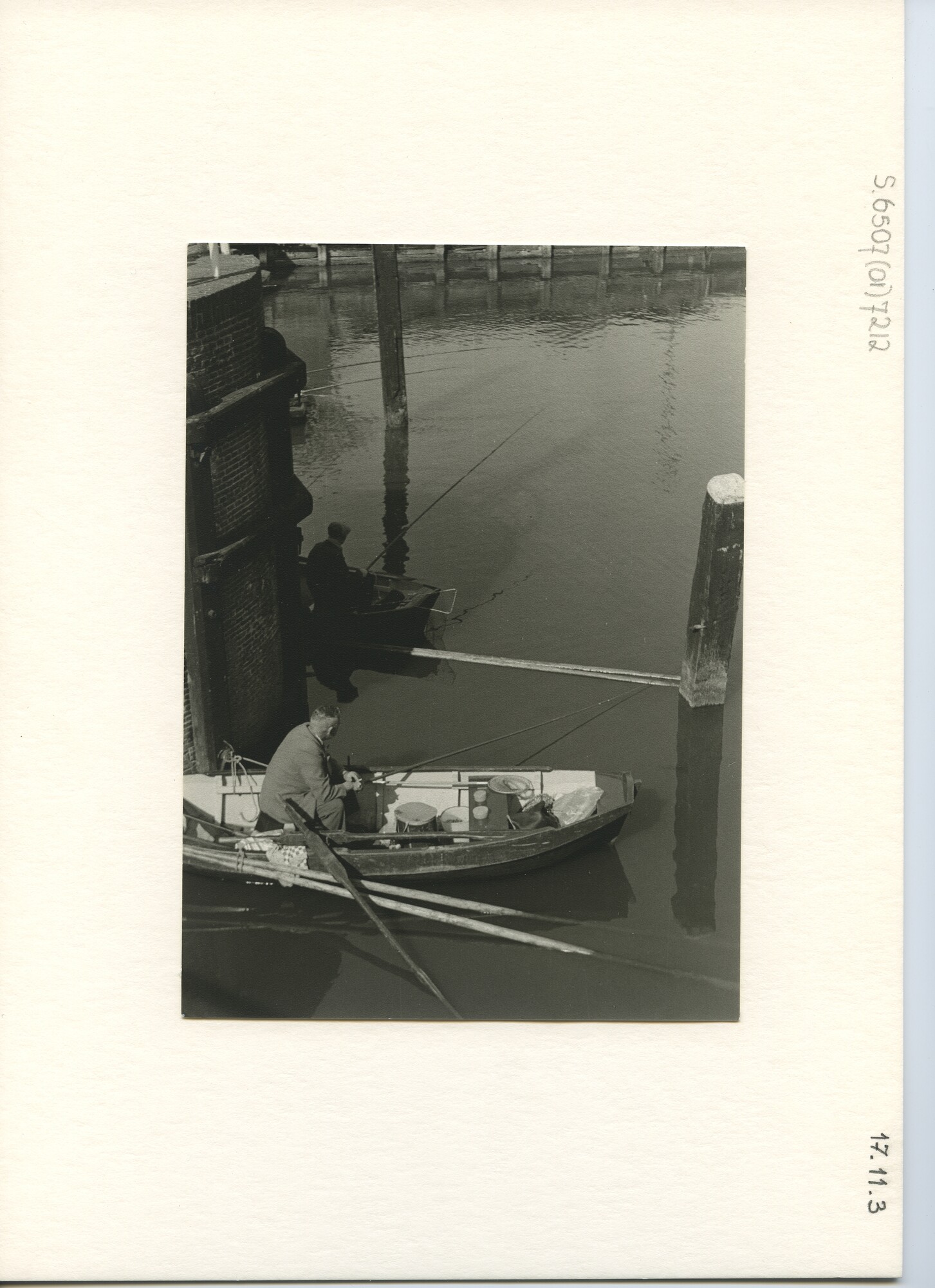S.6507(01)7212; Foto van vissers in roeiboten bij de sluis te Muiden; foto