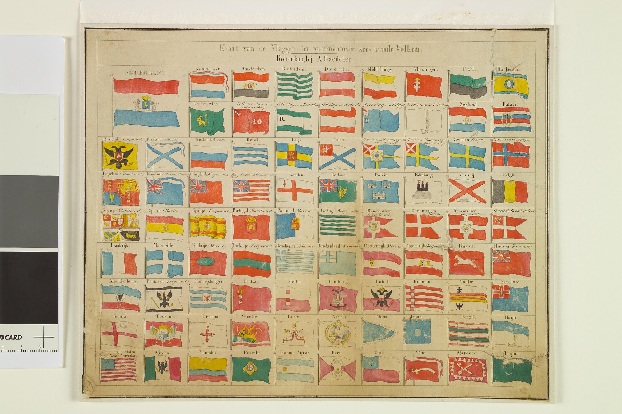 A.0149(0385); Een gekleurde vlaggenkaart met 87 vlaggen van de belangrijkste zeevarende naties; prent