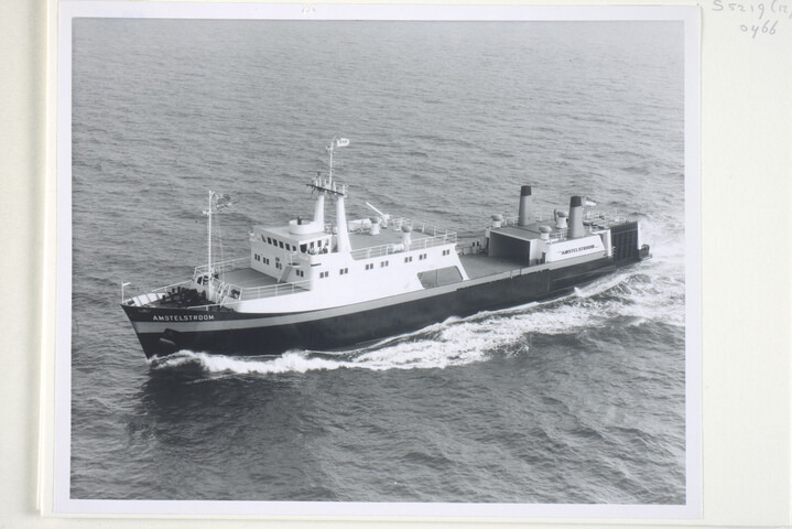 S.5219(12)0466; Luchtfoto's van het Ro-Ro vrachtschip ms. 'Amstelstroom', gebouwd bij de ASM, gezien op de Noordzee op weg naar een Britse haven bakboordaanzicht; fotoreportage