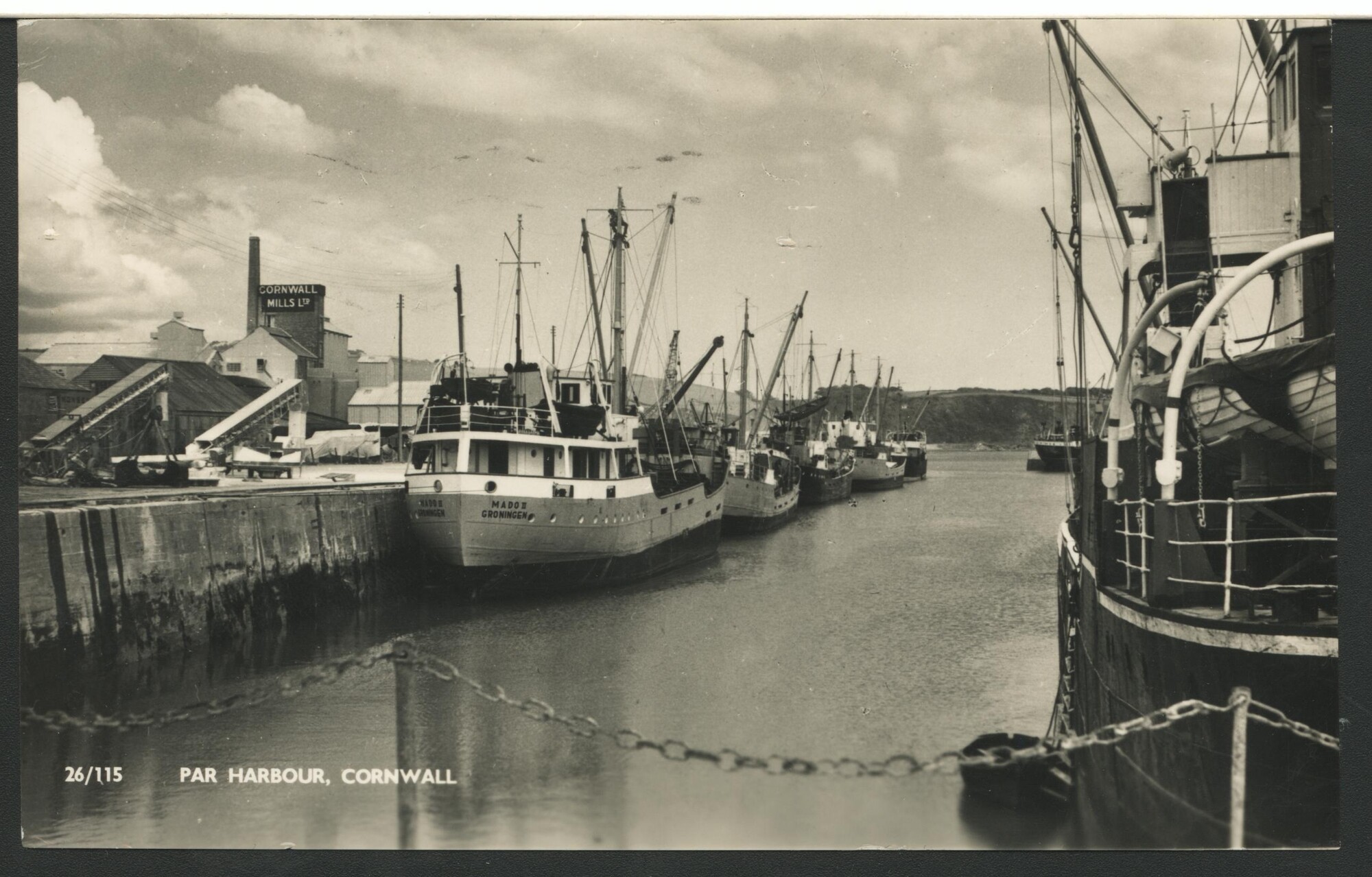 1993.6697; De coaster ms. Mado II van D. Stienstra uit Groningen in de haven van Par [...]; prentbriefkaart