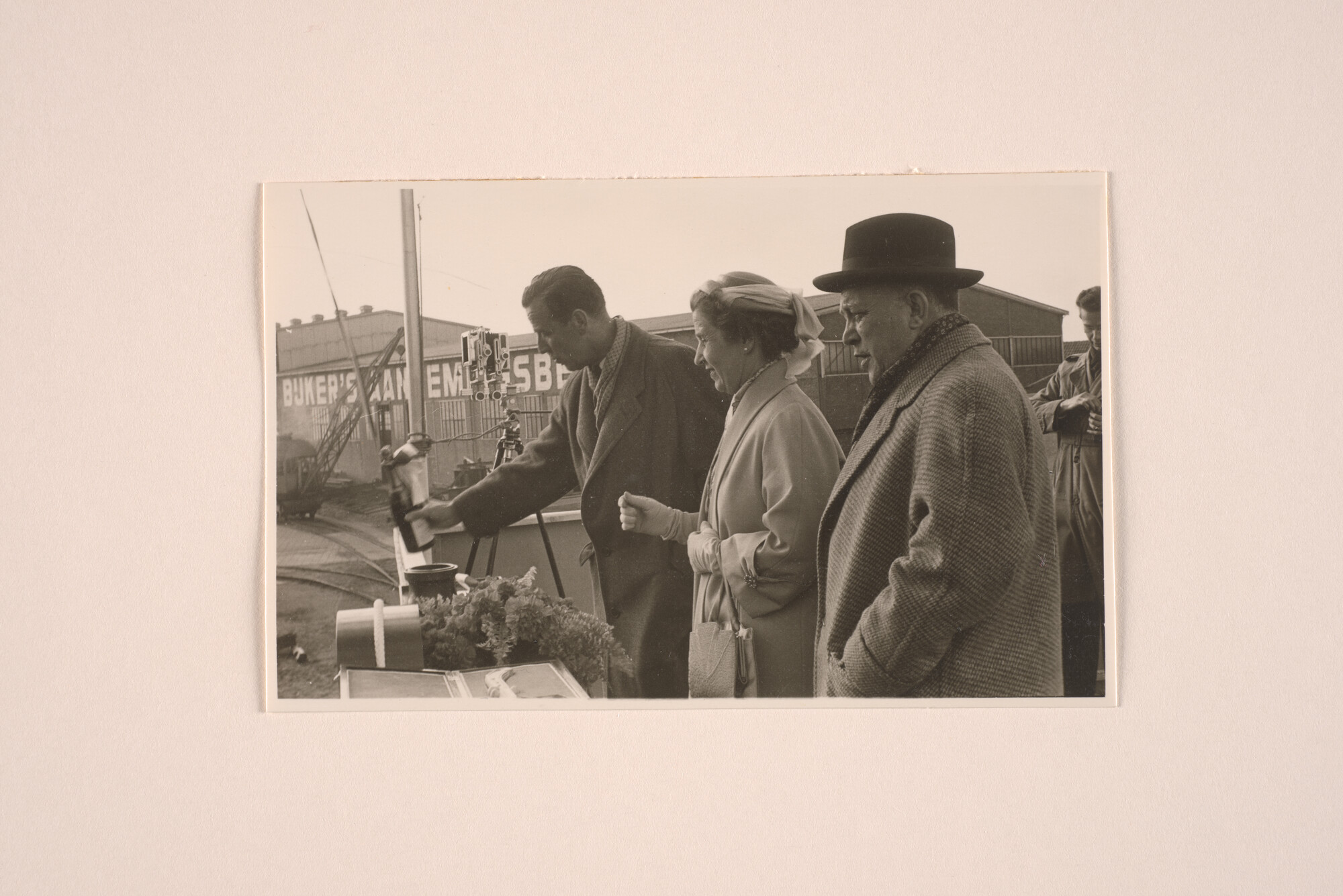 1994.1820; Fotos van de doop en het van stapel lopen van ms. Van Cloon; fotoreportage
