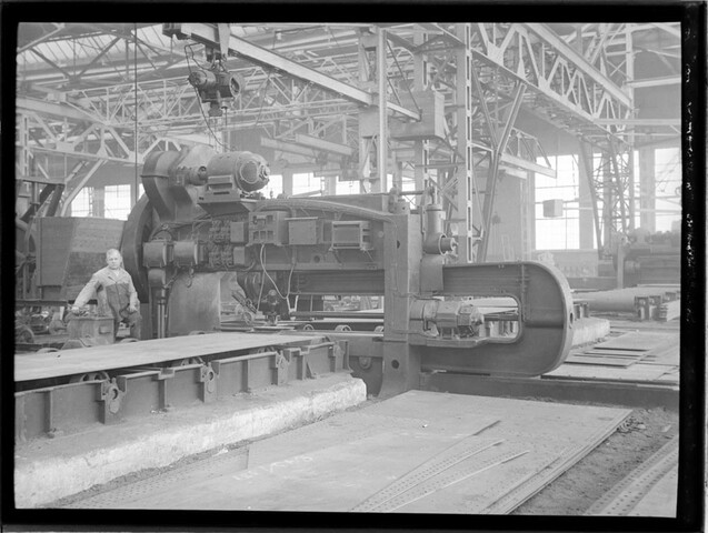 S.5444(7522); Twee negatieven van een ponsmachine voor stalen platen op de werf; negatief