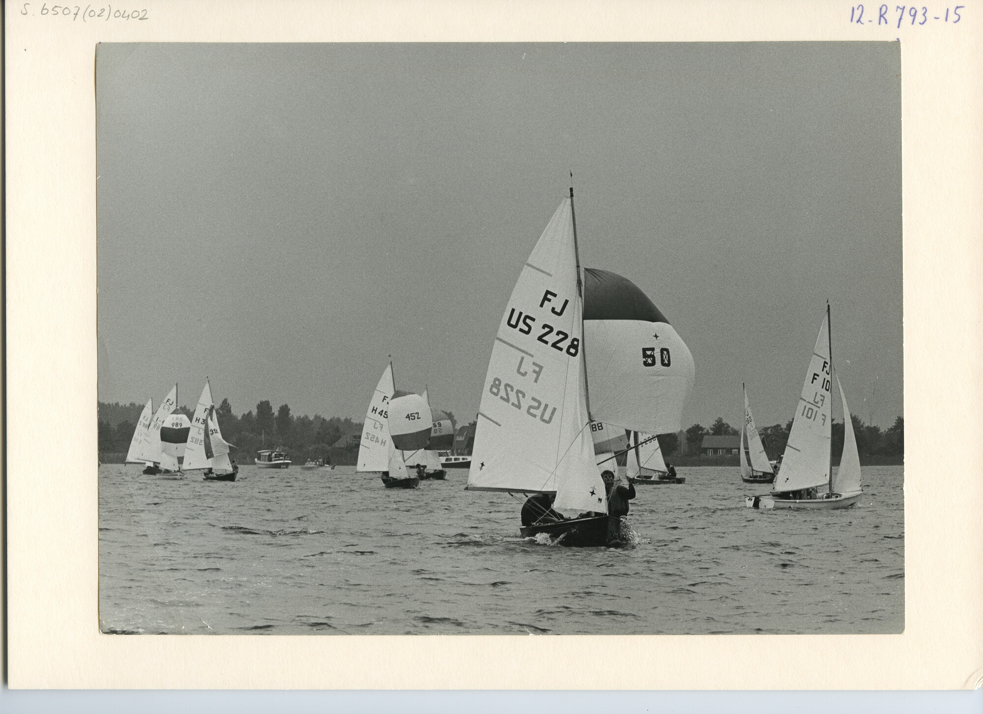 S.6507(02)0402.03; Zwart-wit foto van het Europees Kampioenschap Flying Junior 1964 op de Loosdrechtse Plassen; foto