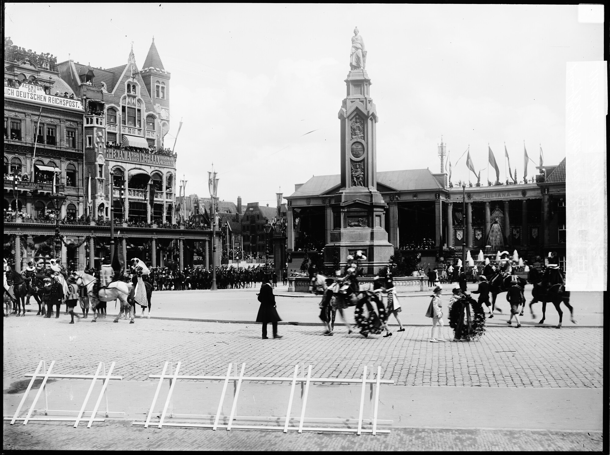 S.1156(06)128-08; Paleis op de Dam tijdens de inhuldigingsfeesten van koningin Wilhelmina te Amsterdam; negatief