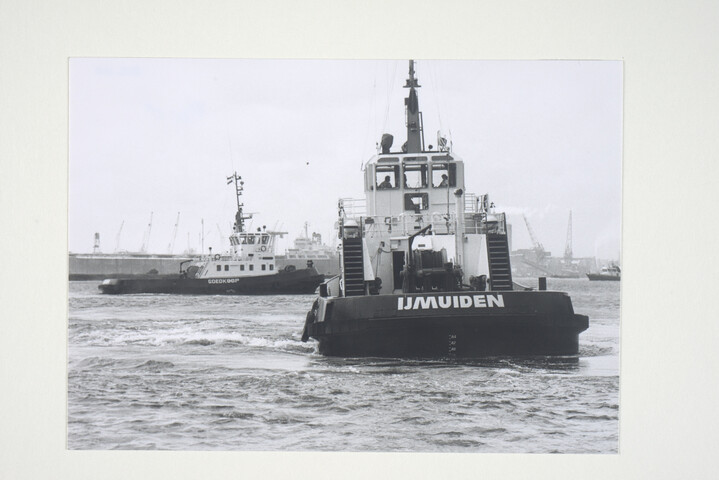 2001.1681; Foto's van de demonstratie op het IJ bij indienstelling van vier nieuwe sleepboten voor Reederij Gebroeders Goedkoop / Wijsmuller Groep in 1982; fotoreportage