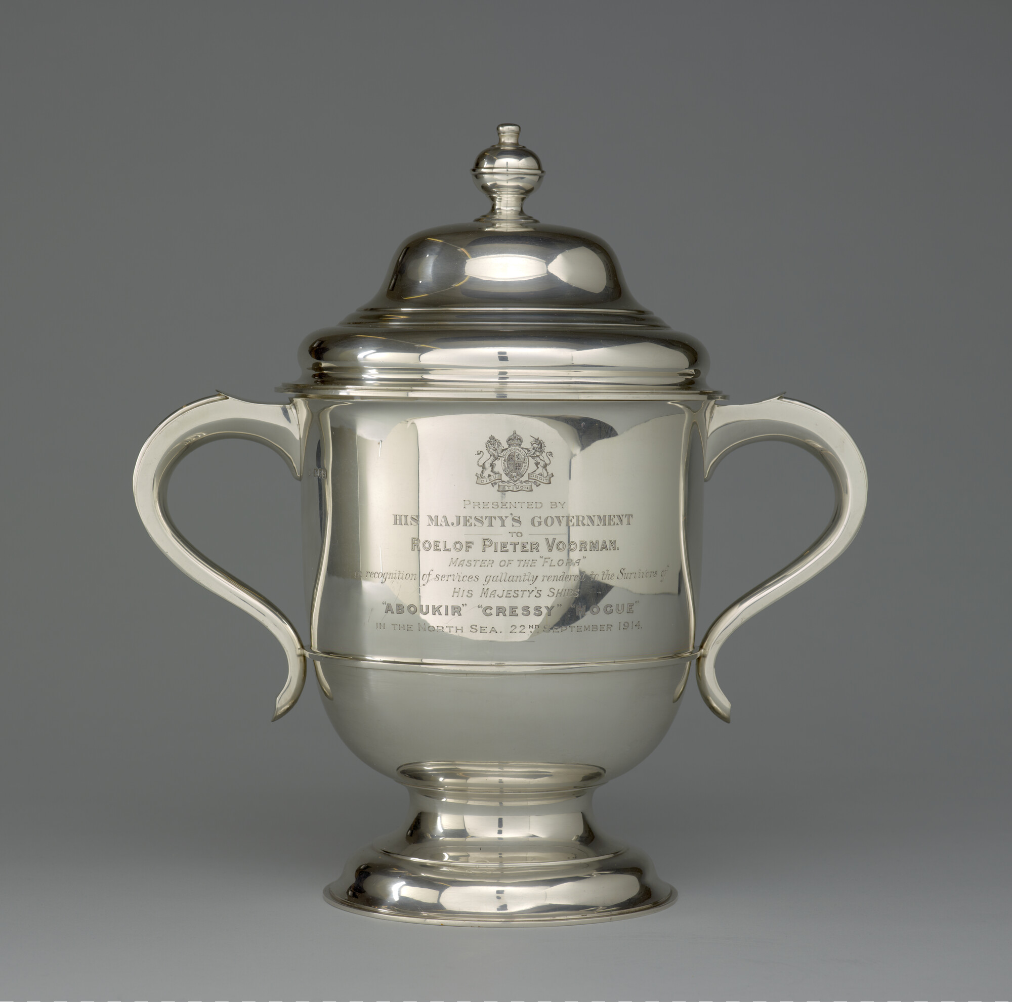S.5626(01); Zilveren bokaal met deksel, aangeboden aan gezagvoerder Roelof Pieter Voorham; trofee (prijs)