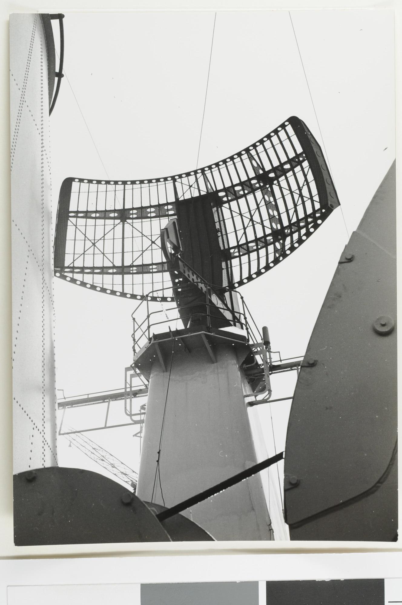 1992.1705; Fotos van masten en radardomes van een fregat van de Van Speijk-klasse; fotoreportage