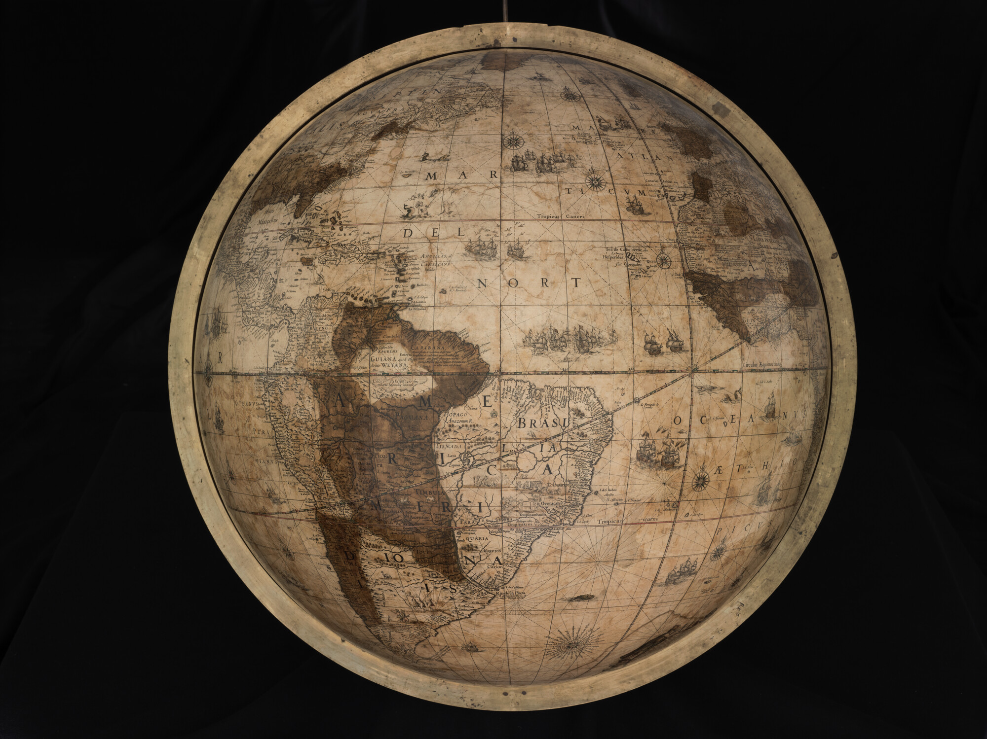 A.1224(01); Aardglobe van 68 cm. in doorsnede door Willem Jansz. Blaeu, 1645-1648; globe
