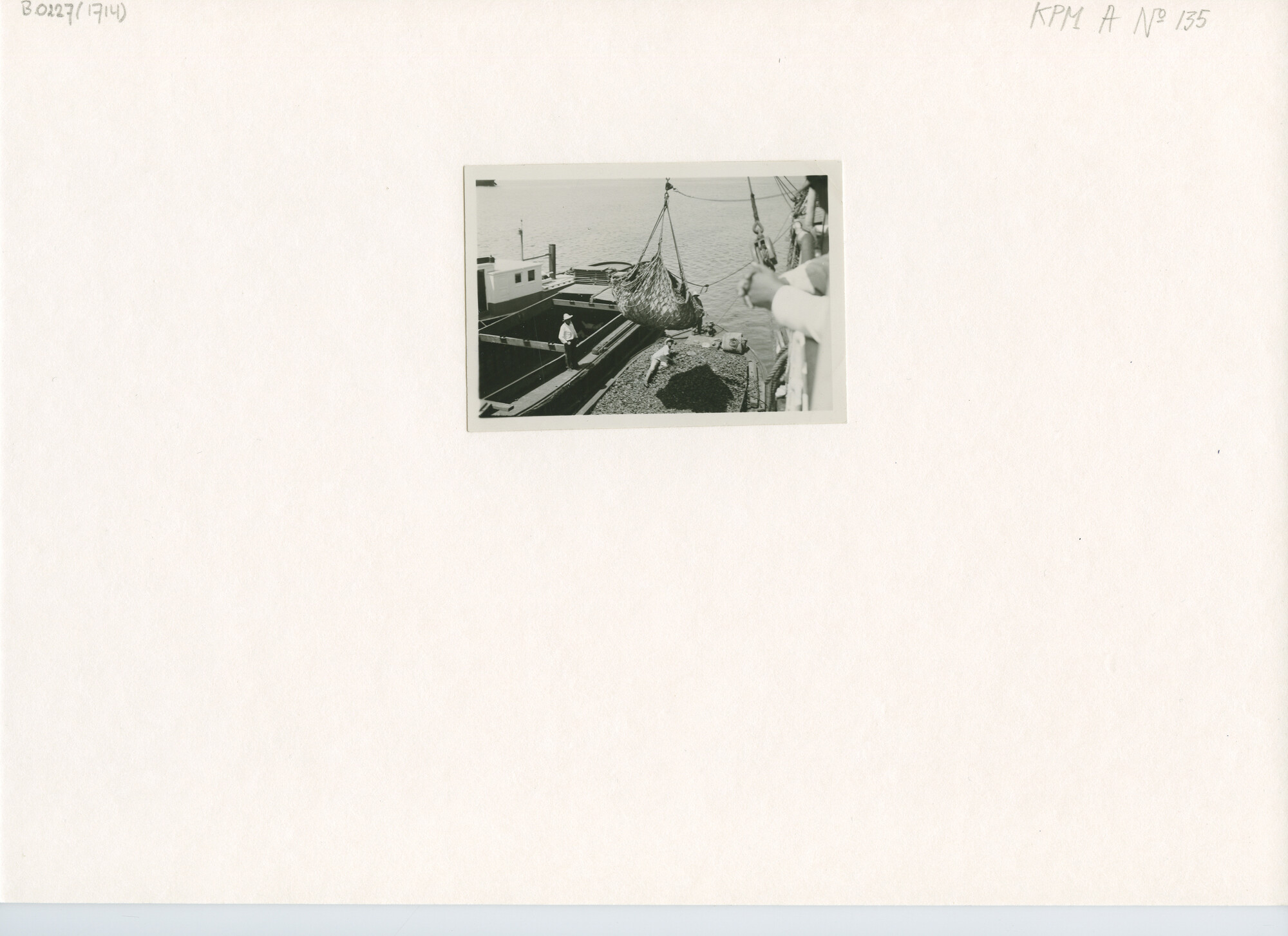 B.0227(1714); Foto van lossen; foto