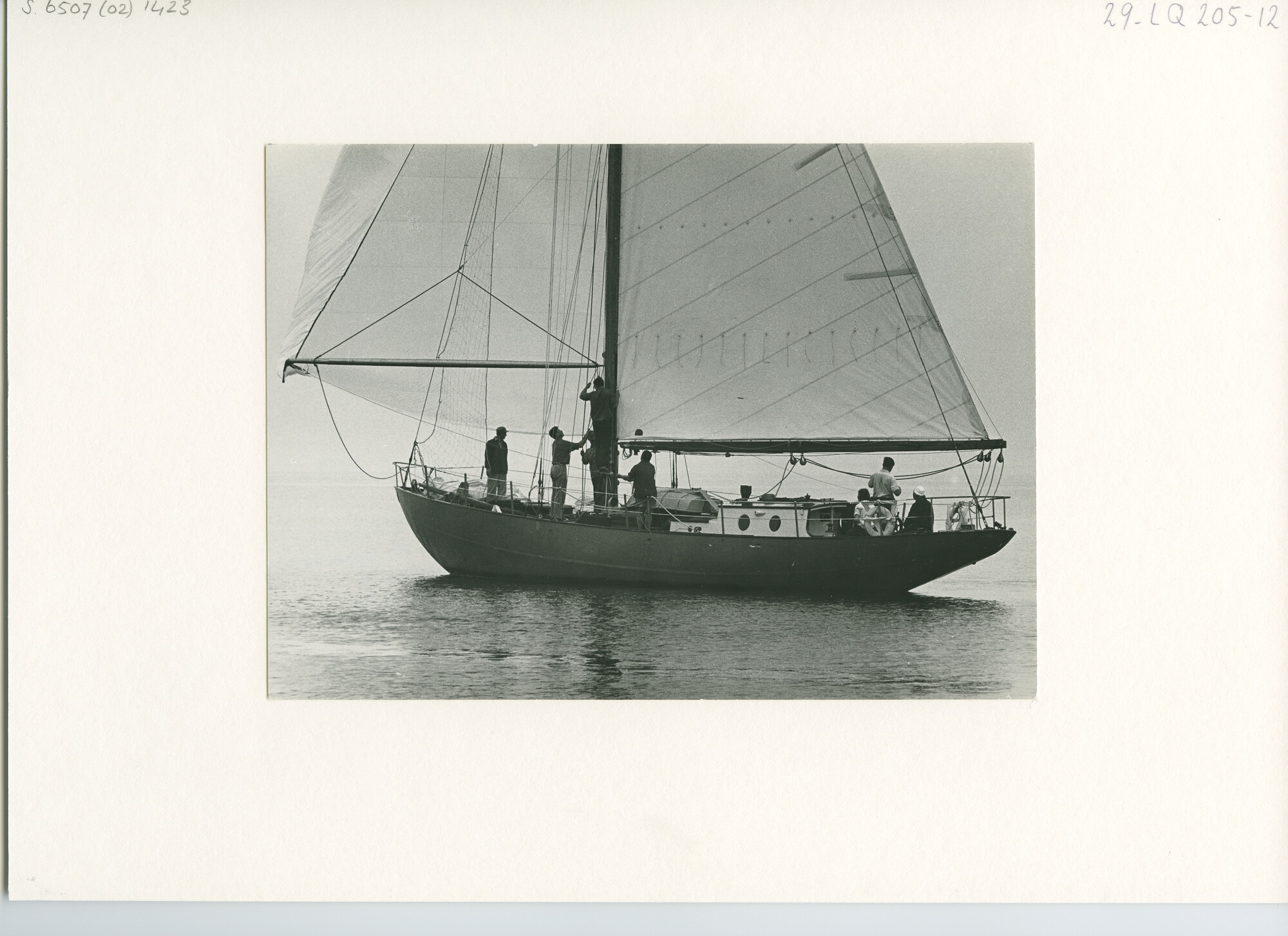 S.6507(02)1423.03; Zwart-wit foto van een wedstrijd voor RORC-klassen voor Den Helder, georganiseerd door de KMJC; foto