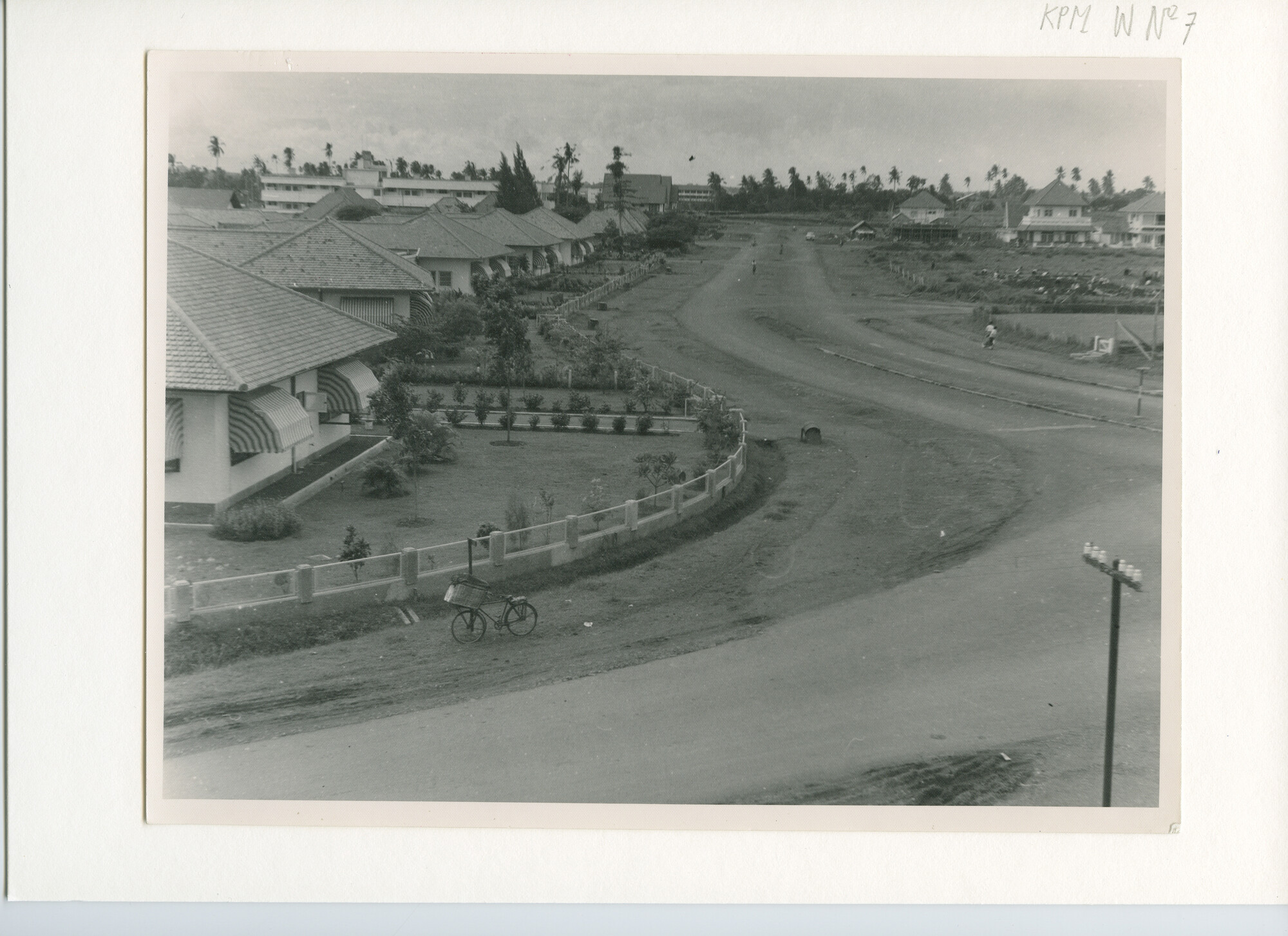 B.0227(0725)07; Foto van de bouw van het flatgebouw van de KPM; foto