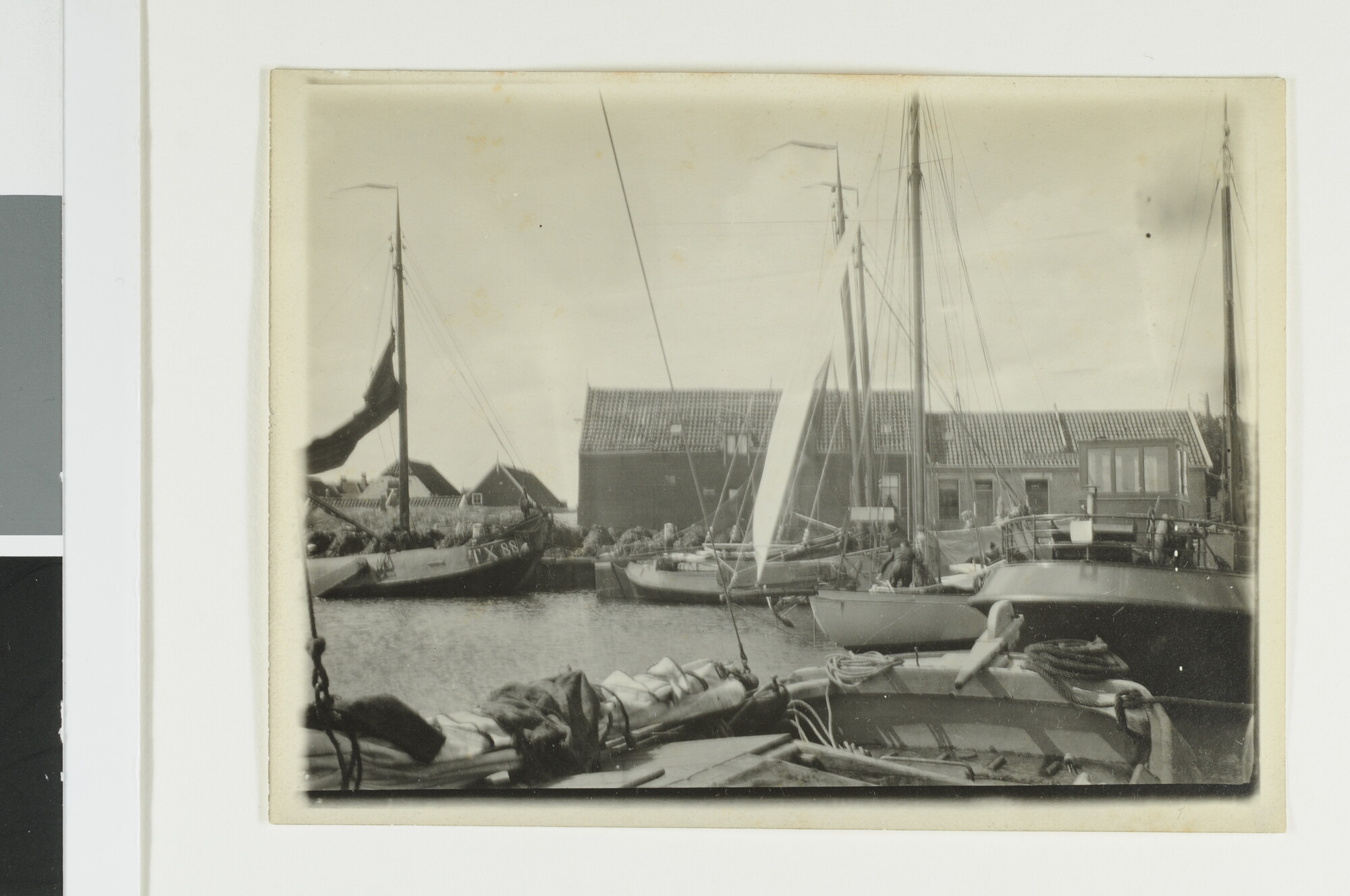 S.5707(04); Vier foto's van een zeiltocht rond de Zuiderzee en door Friesland omstreeks 1910; fotoreportage