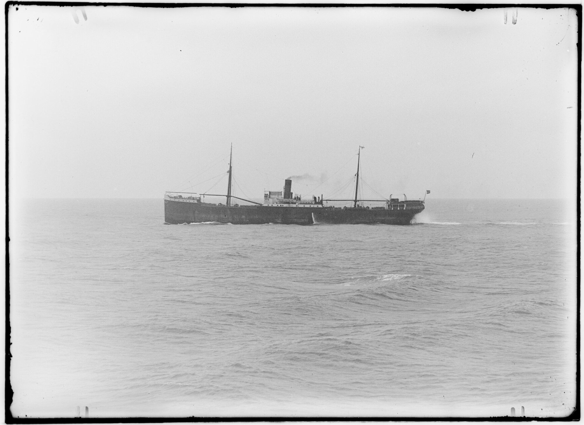 2018.0936; Glasnegatief van het vrachtschip Ambon (Nederlands, 1901); glasnegatief