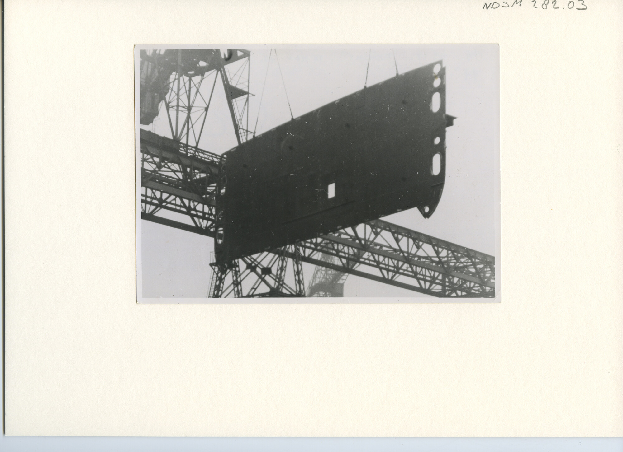 S.5444(1587); Foto van het vracht-passagiersschip ms. Tjikini in aanbouw bij de NSM; foto
