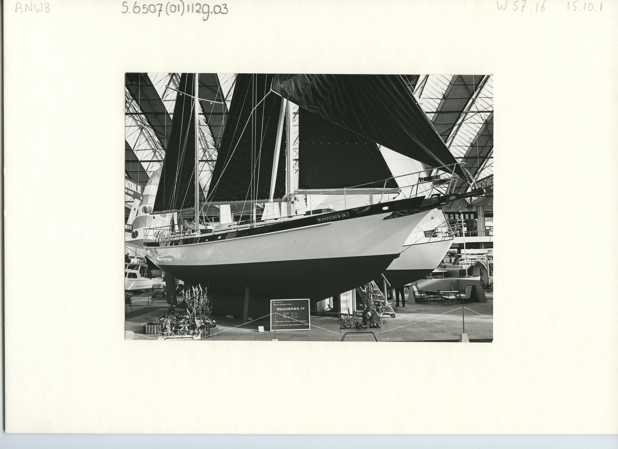 S.6507(01)1129.03; Foto van de HISWA 1968: diverse stands van jachtwerven Veere; foto