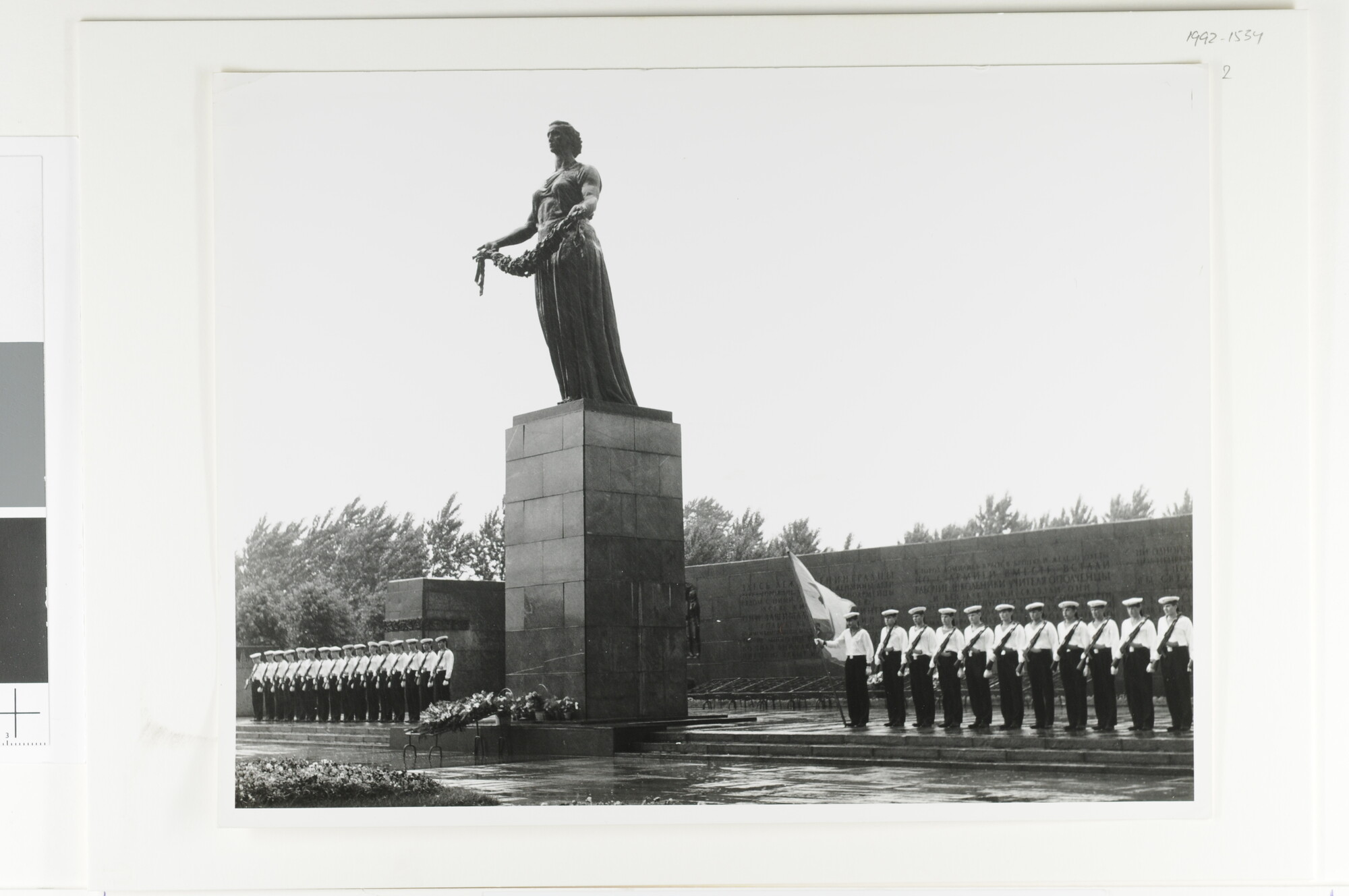 1992.1534; De kranslegging door de bemanning van het opnemingsvaartuig Hr.Ms. Snellius [...]; fotoreportage