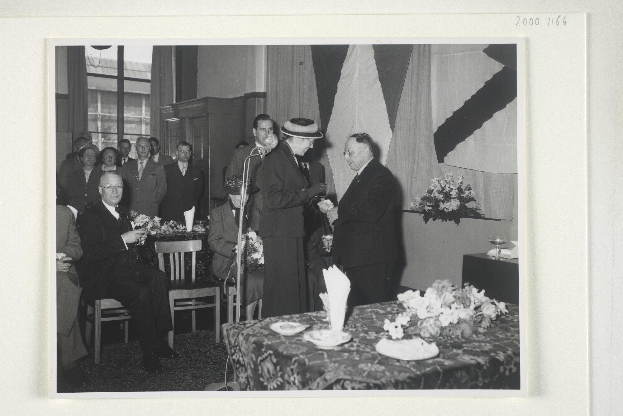 2000.1164; Foto's van de receptie na de doop en de tewaterlating van het vrachtschip ms. 'Batjan' van de SMN bij de werf van P. Smit Jr; fotoreportage