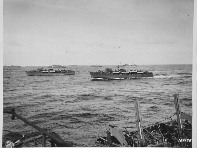1996.0704; De tot Landing Ship Infantry (Medium) omgebouwde veerboten Koningin Emma [...]; foto