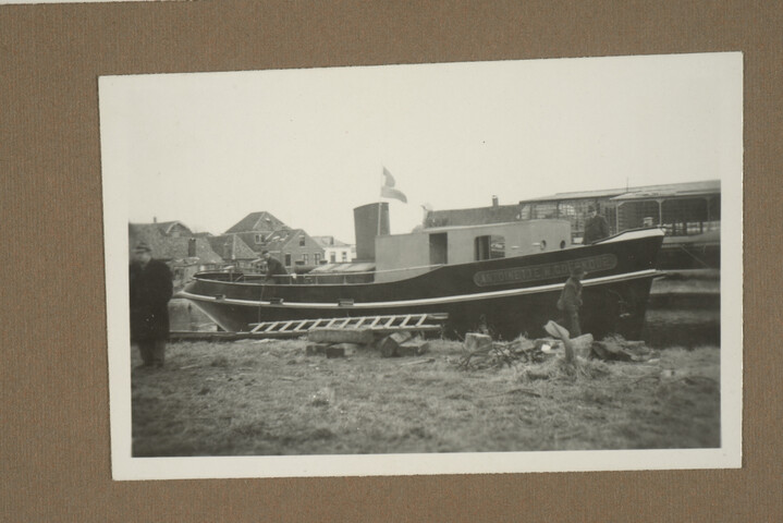 2001.1755; Omslag met vele foto's en knipsels van meest bergingsactiviteiten door Reederij v/h Gebroeders Goedkoop te Amsterdam in de periode 1929 / 1949; omslag