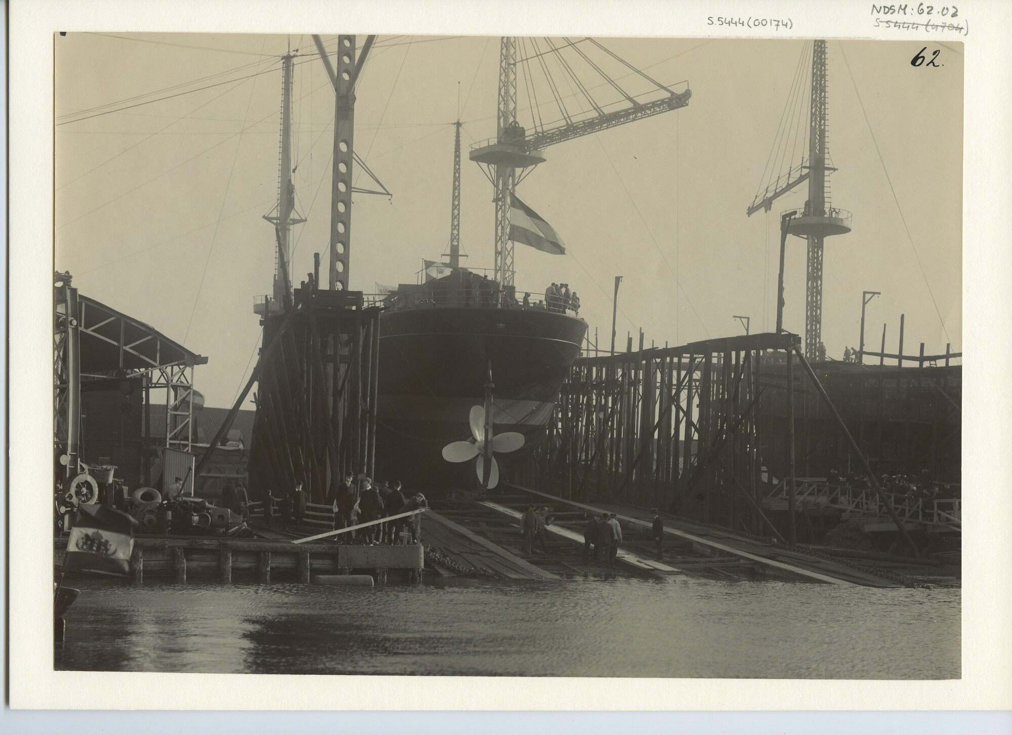 S.5444(0174); De tanker ss. Sultan van Koetei vlak voor de tewaterlating bij de NSM; foto