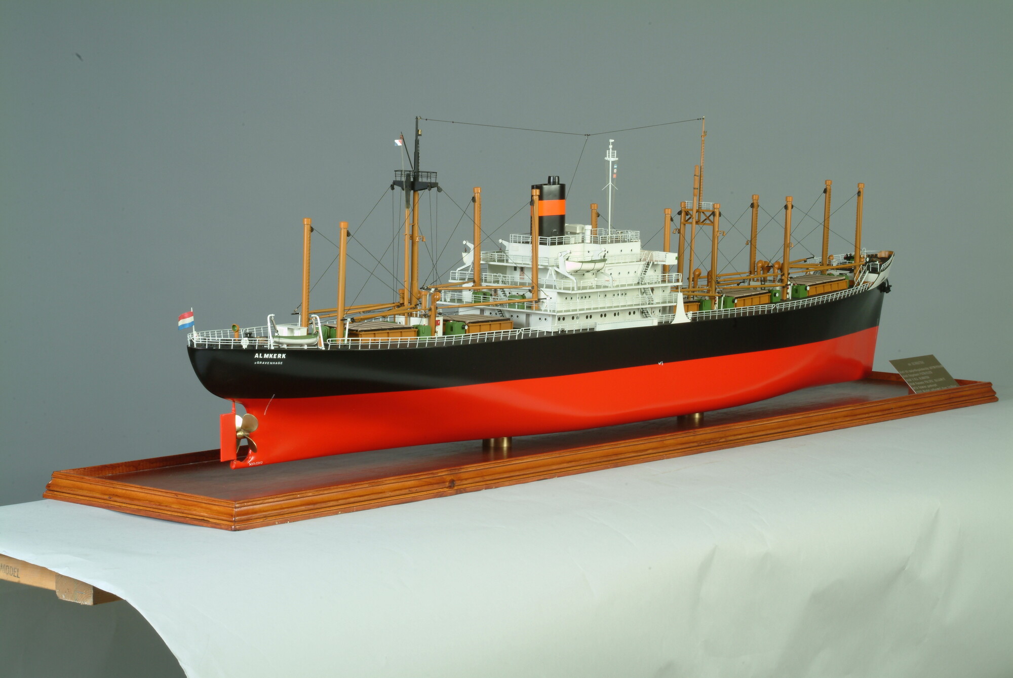 2004.5703; Model van het vrachtpassagiersschip Almkerk; scheepsmodel