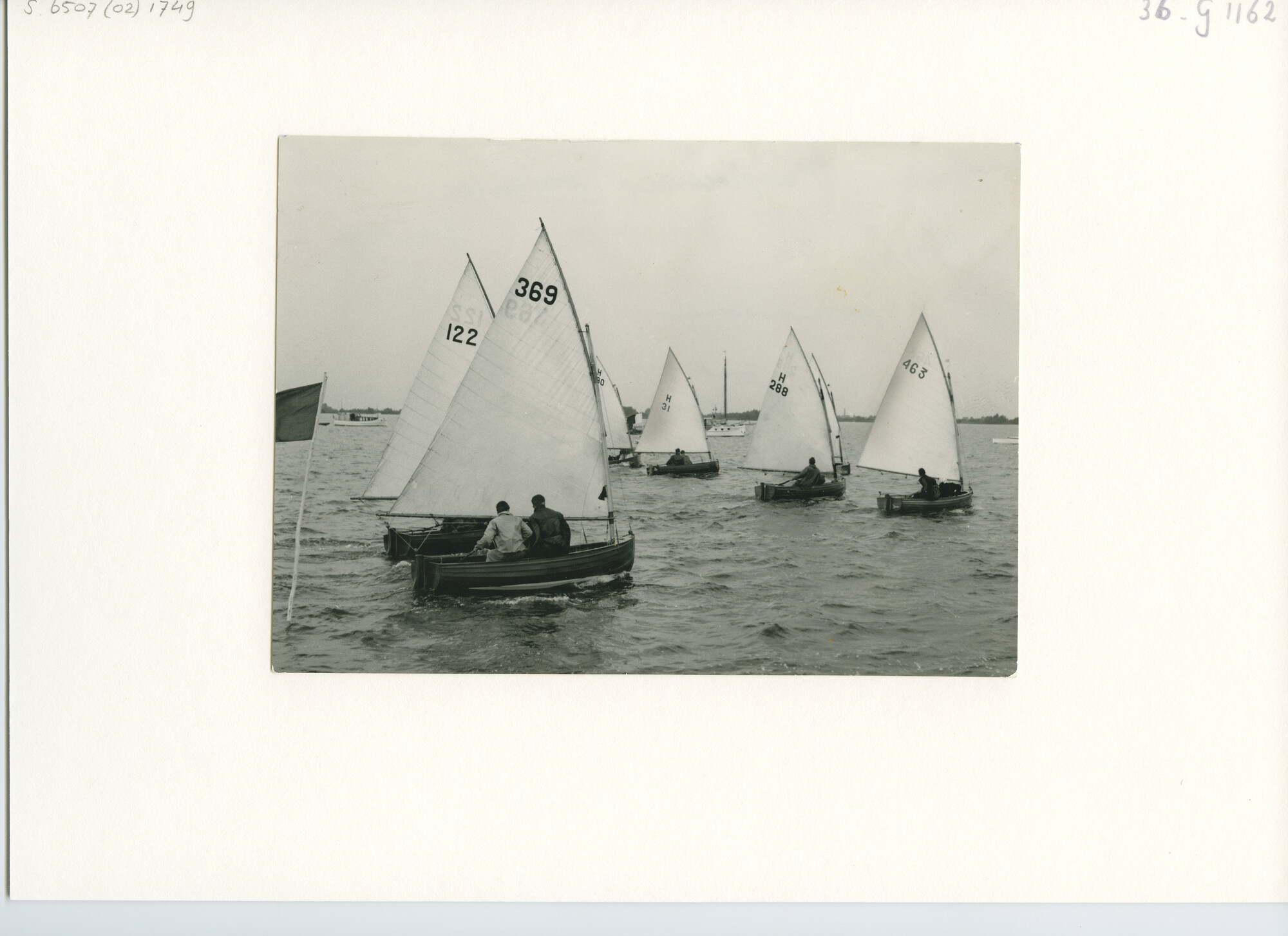 S.6507(02)1749; Zwart-wit foto van het Nederlands Kampioenschap twaalfvoetsjol 1954 op de Westeinderplassen; foto