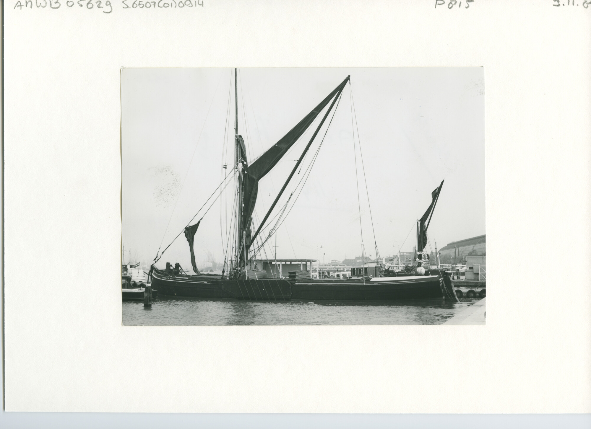 S.6507(01)0914; Een Thames-barge afgemeerd aan de De Ruyterkade te Amsterdam; foto