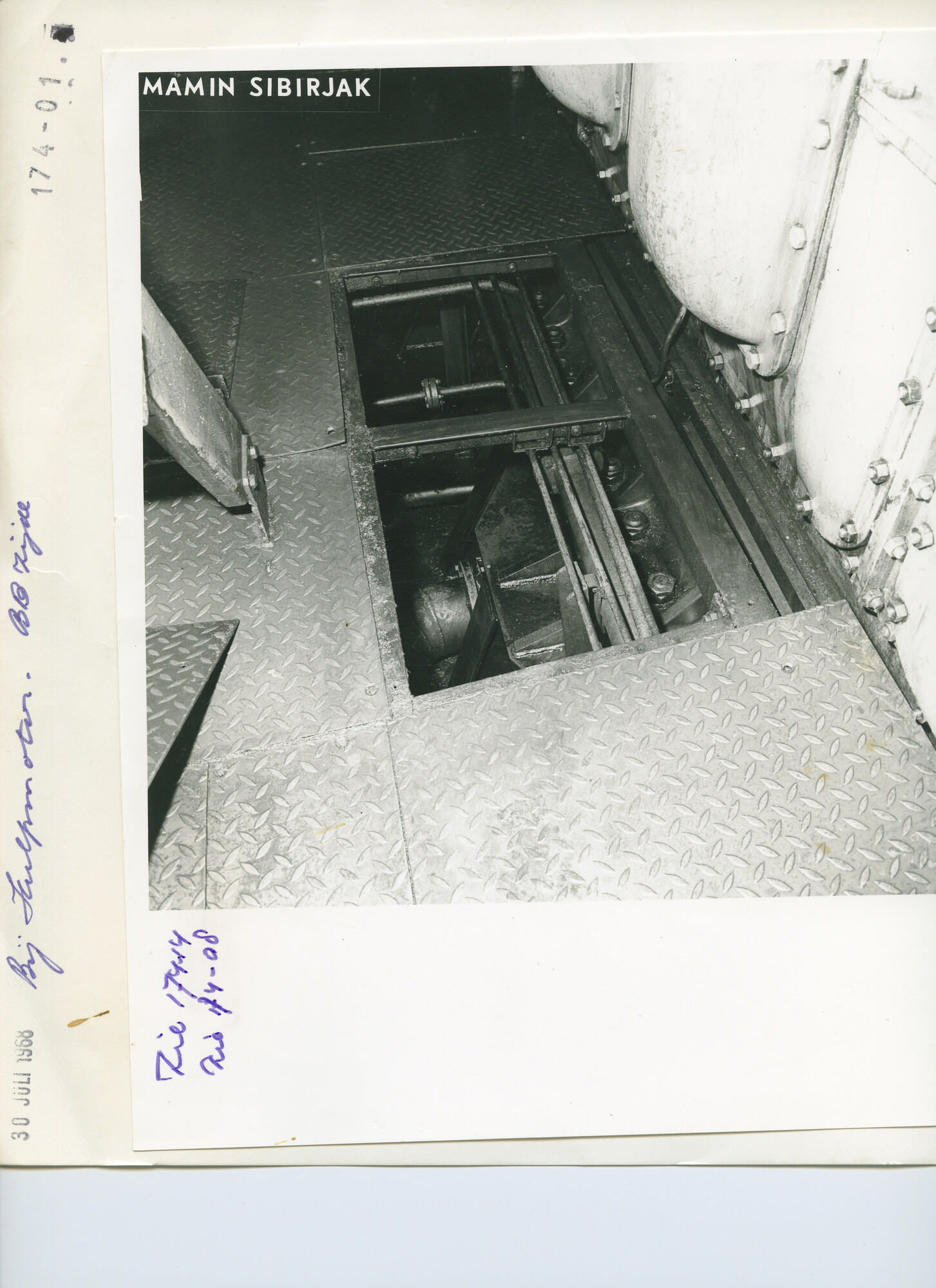 S.5444(04945)01; Interieurfoto van de machinekamer en het kombuis van het Sovjet visfabriekschip annex hektrawler 'Mamin Sibirjak' (M 403) tijdens een reparatiebeurt [...]; foto