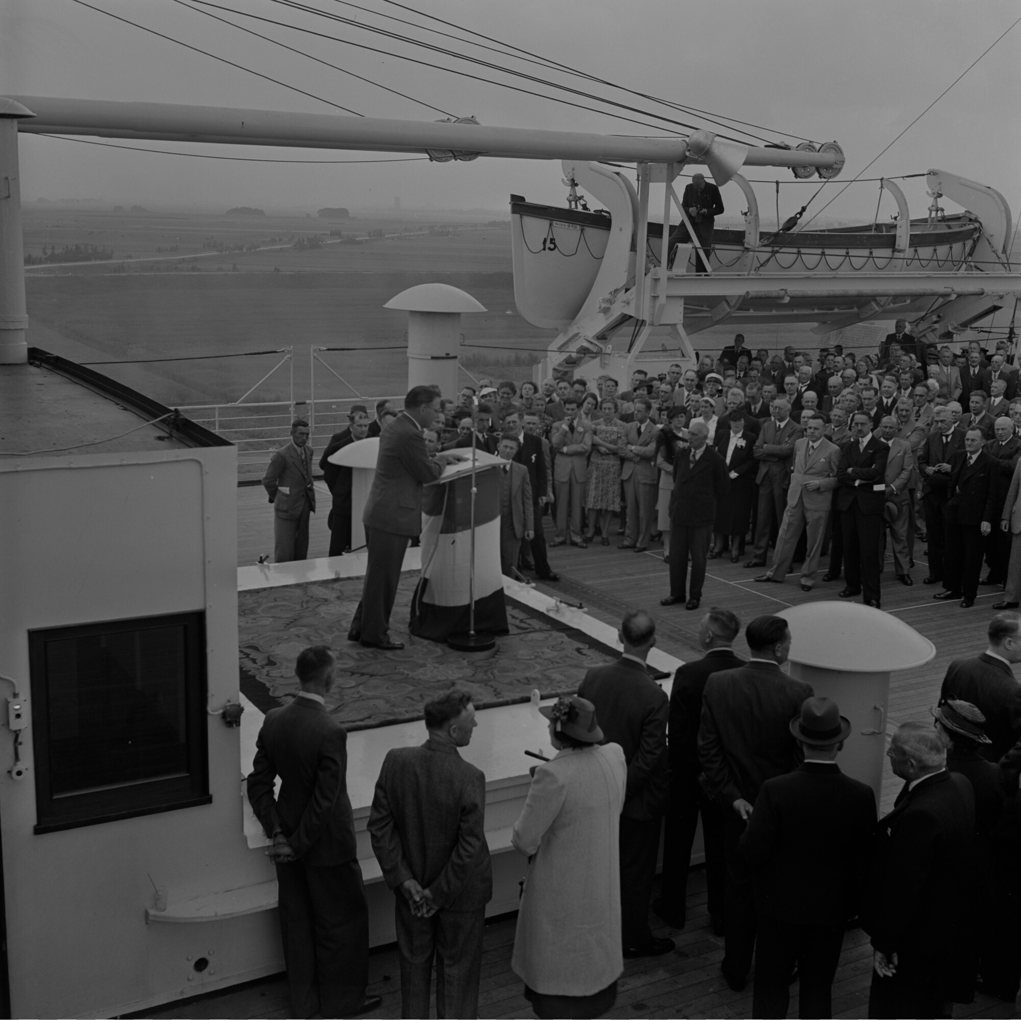 2015.1916; Negatief van J.F. van Hengel die een toespraak houdt aan boord ms. Oranje; negatief
